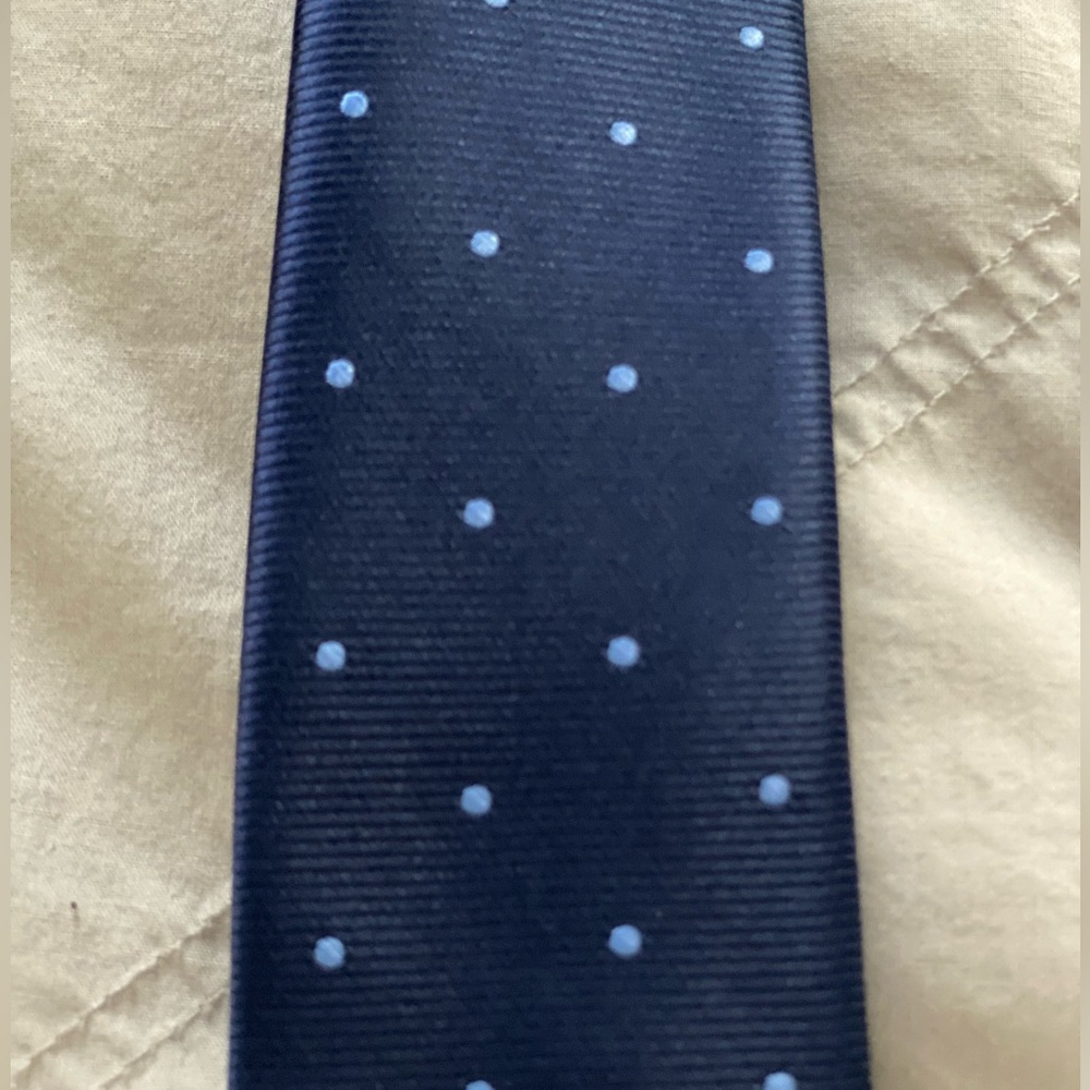 Tommy Hilfiger Big Boys Neck Tie.  Navy blue w Light Blue dots. Never Worn.